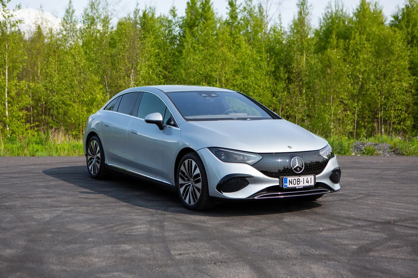 Mercedes-Benz EQE kesäisessä koivikossa
