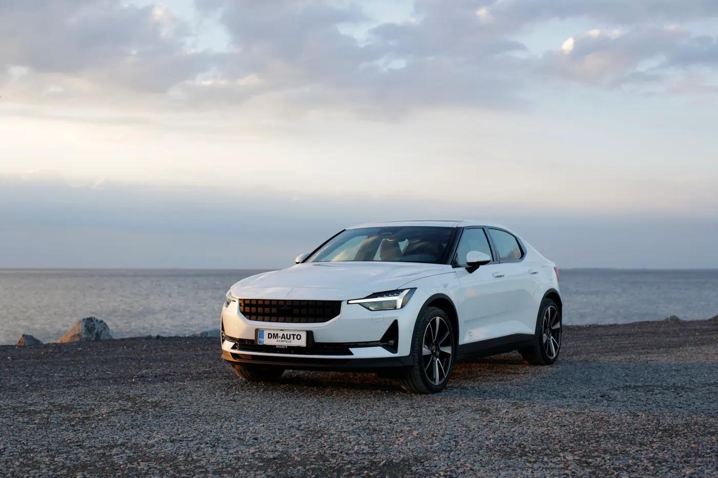 Valkoinen Polestar 2 Perämeren rannalla