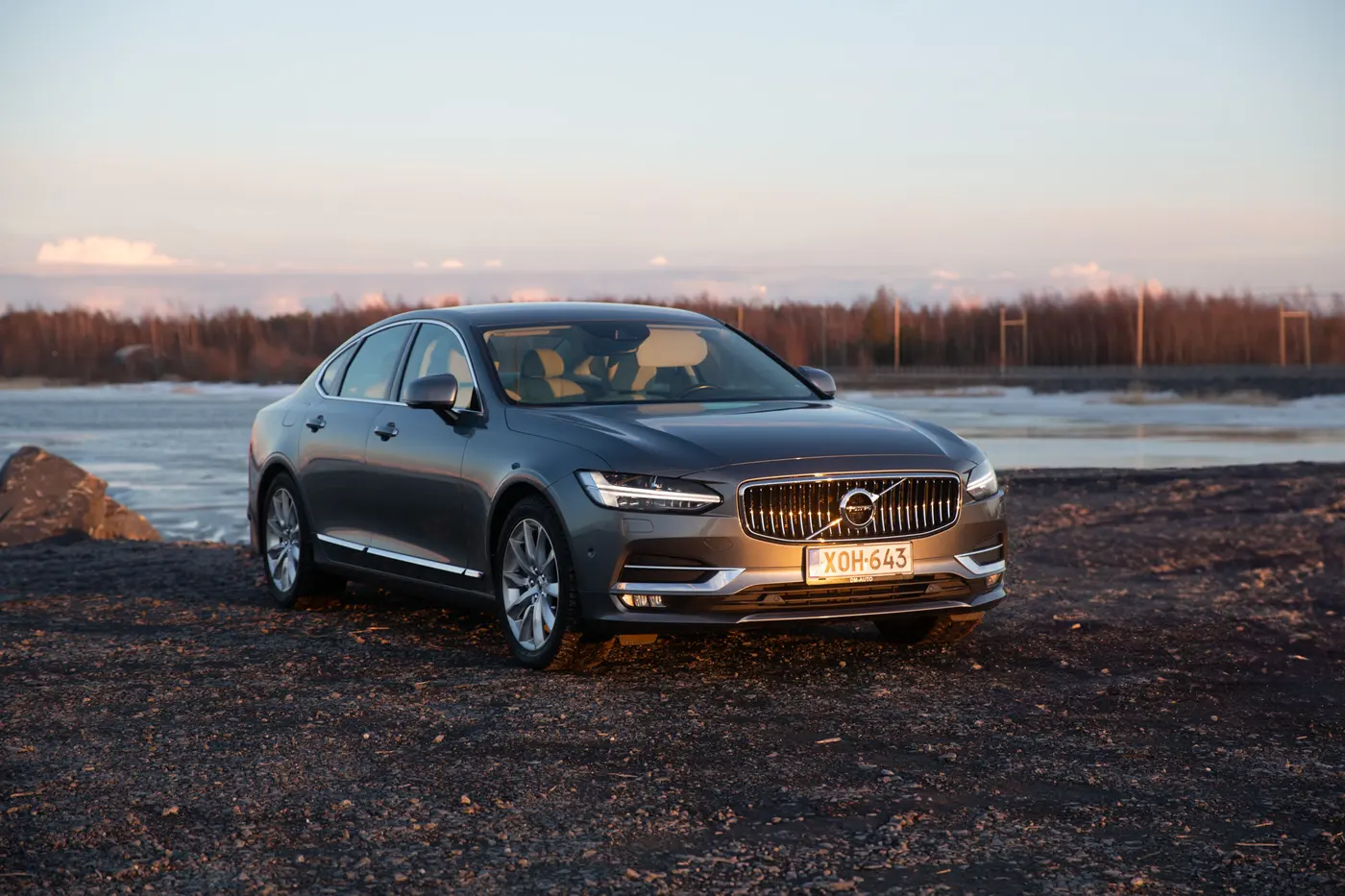 Volvo S90 meren rannalla iltavalossa