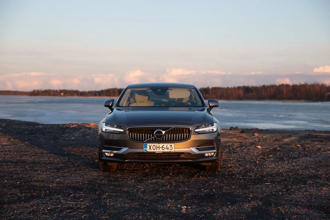 Volvo S90 jäisellä rannalla iltavalossa