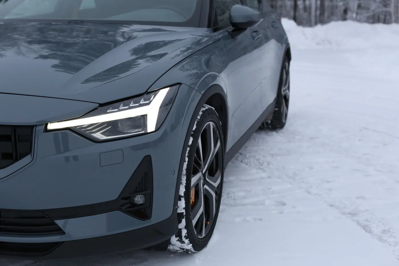 Polestar 2:n ajovalo lumen keskellä