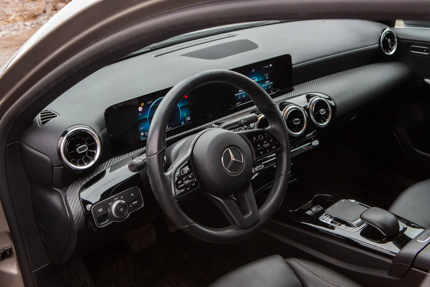 Mercedes-Benzin ohjaamo